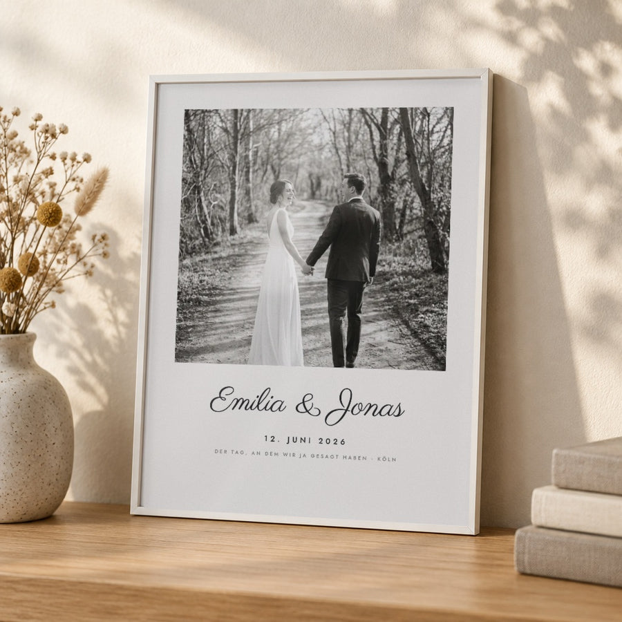 Hochzeitsposter mit Foto – euer Tag – Nahaufnahme im weißen Rahmen
