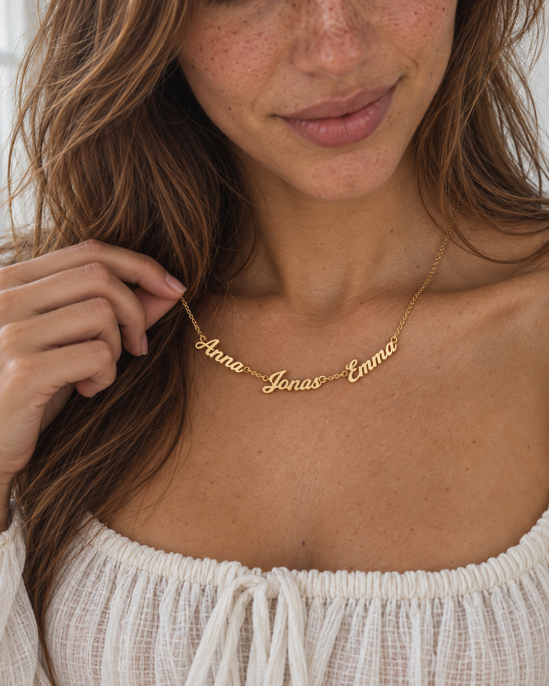 INGA Familienkette mit Namen Gold – am Hals, Detail – Lorelia