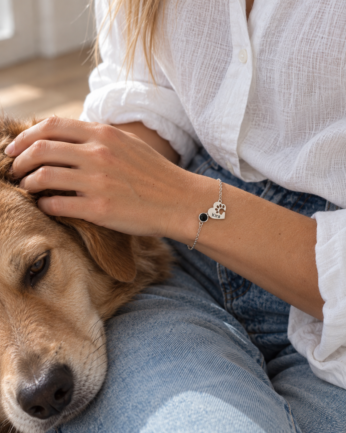 NUKA Pfotenarmband mit Foto und Name Silber getragen am Handgelenk mit Hund – Lorelia