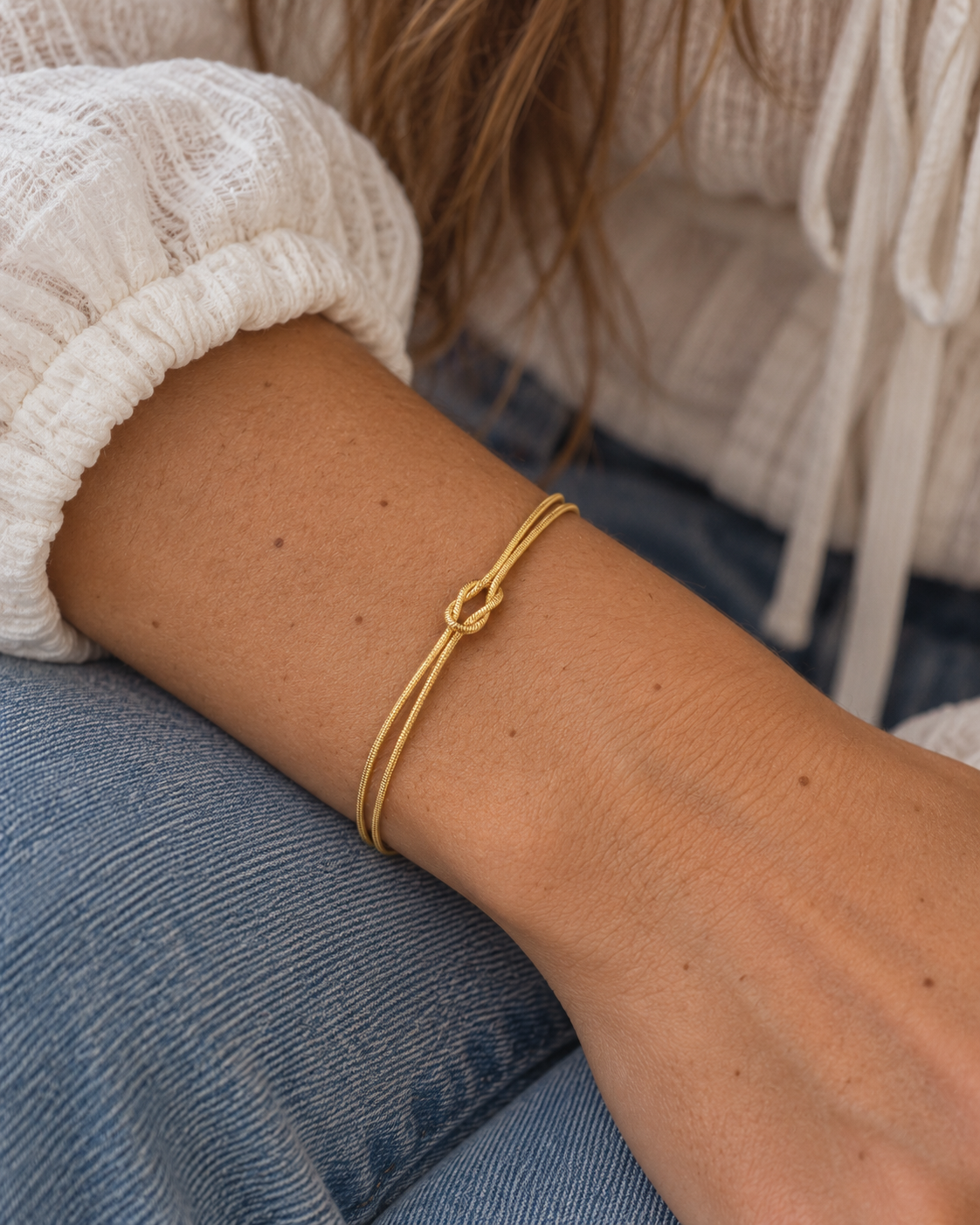 TILDA Partnerarmband mit Knoten Gold – Detail des Knotens am Handgelenk – Lorelia