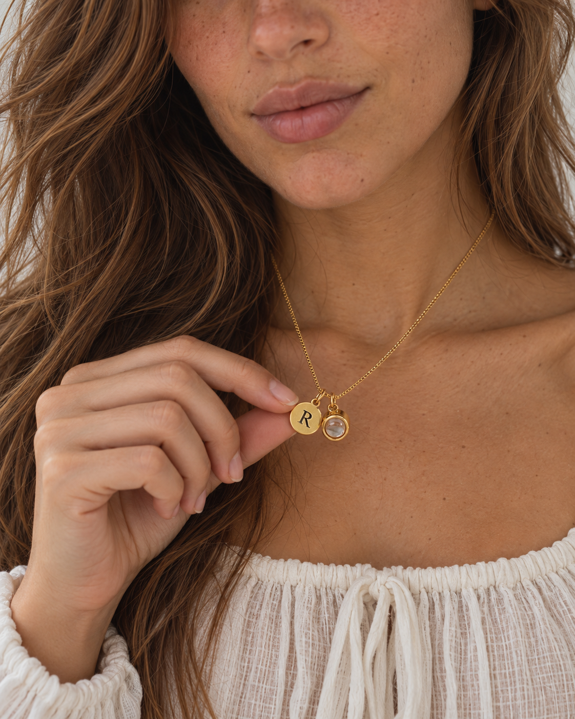 KAJA Kette mit Initiale und Fotoprojektion Gold getragen, Anhänger in der Hand – Lorelia