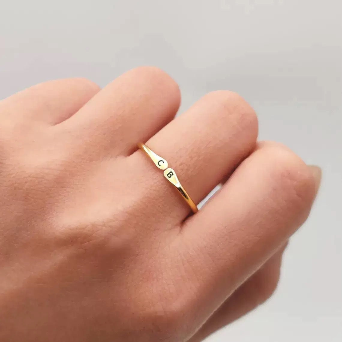 LIV Offener Ring mit zwei Initialen Gold – echtes Produktfoto an der Hand – Lorelia