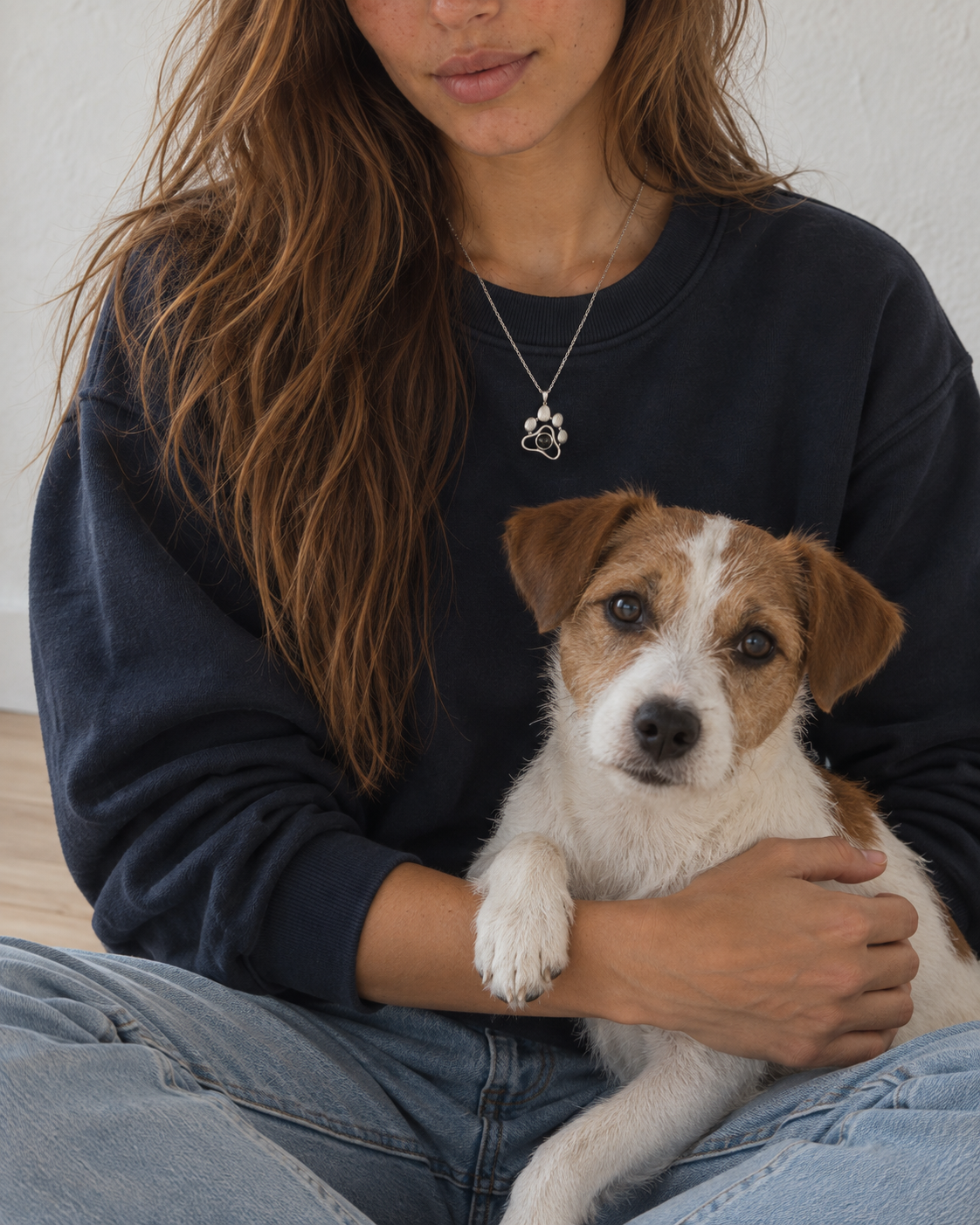 FINJA Pfotenkette mit Fotoprojektion Silber – am Hals mit Hund – Lorelia