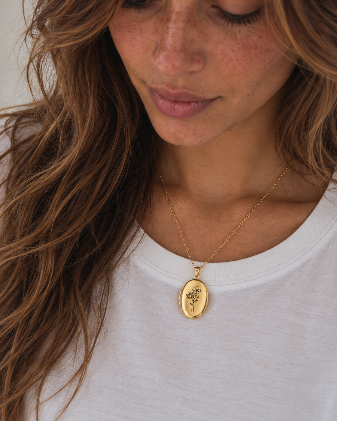 LINNEA Ovales Medaillon mit Geburtsblume Gold – am Hals, Blick nach unten – Lorelia