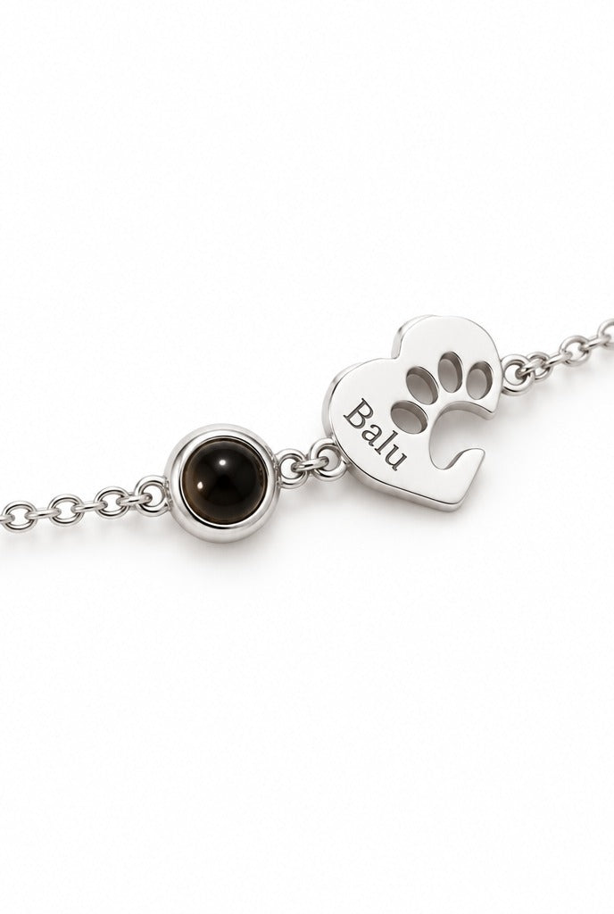 NUKA Pfotenarmband mit Foto und Name Silber – Detail Pfotenherz und Projektionsstein – Lorelia