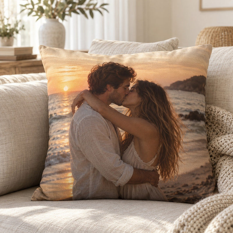 Fotokissen mit einem Paarfoto auf einem hellen Sofa