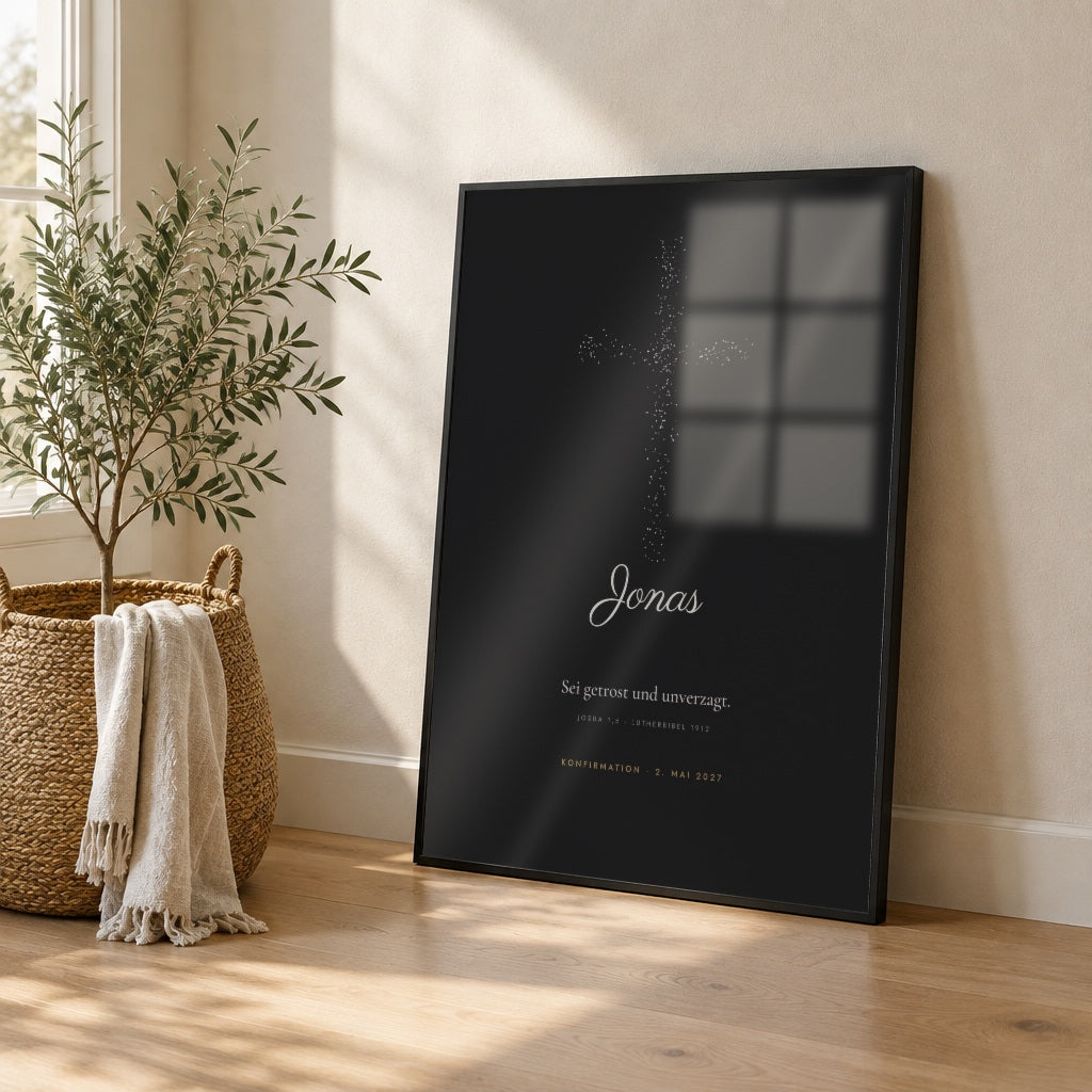 Bibelvers-Poster „Sei getrost und unverzagt“ – Lichtkreuz – im schwarzen Rahmen an die Wand gelehnt