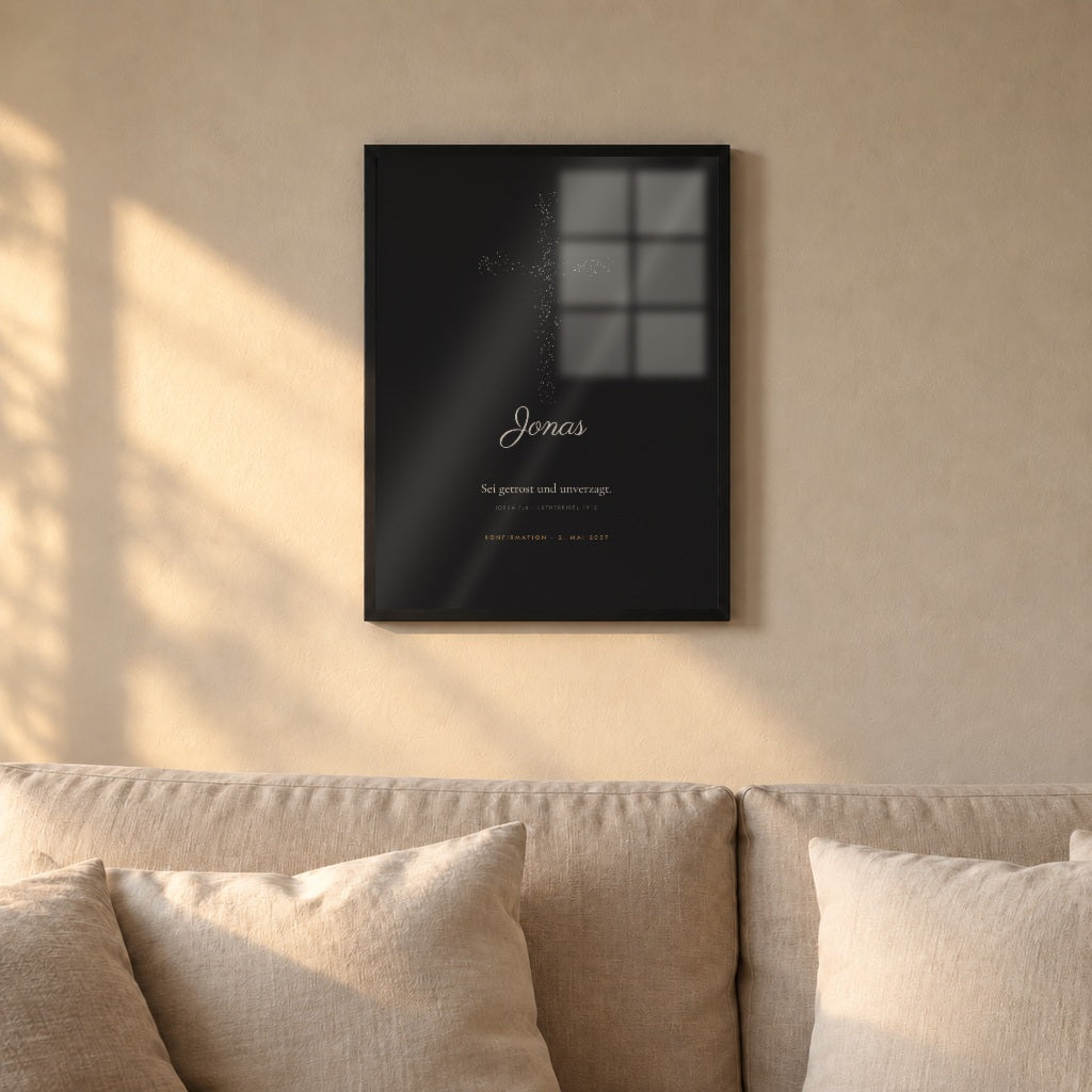 Bibelvers-Poster „Sei getrost und unverzagt“ – Lichtkreuz – über dem Sofa im schwarzen Rahmen