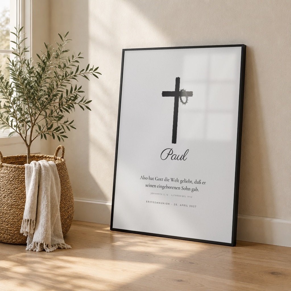 Bibelvers-Poster „Also hat Gott die Welt geliebt“ – Kreuz mit Dornenkrone – im schwarzen Rahmen an die Wand gelehnt