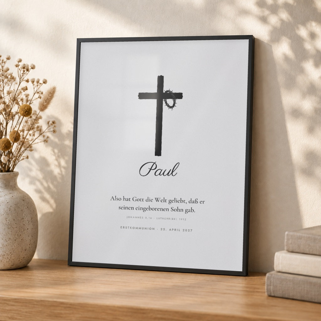 Bibelvers-Poster „Also hat Gott die Welt geliebt“ – Kreuz mit Dornenkrone – Nahaufnahme im schwarzen Rahmen