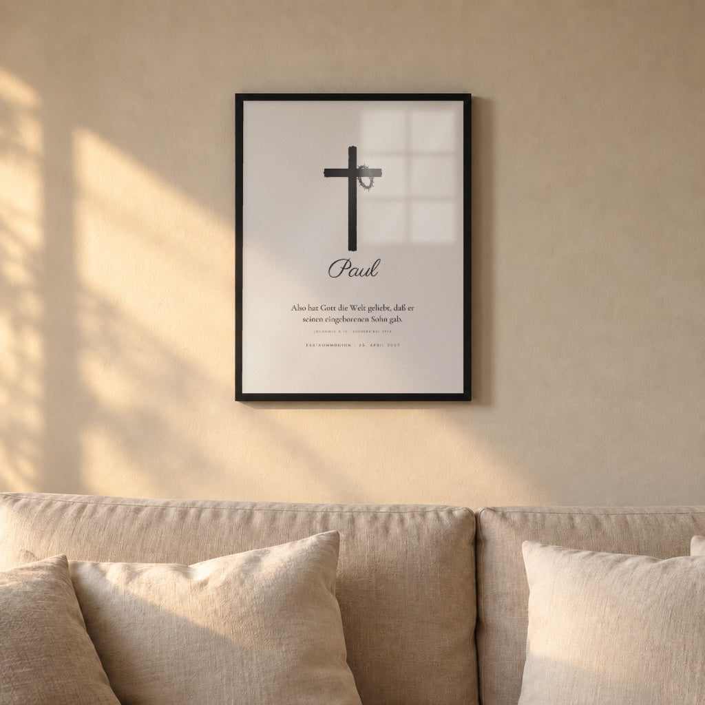 Bibelvers-Poster „Also hat Gott die Welt geliebt“ – Kreuz mit Dornenkrone – über dem Sofa im schwarzen Rahmen