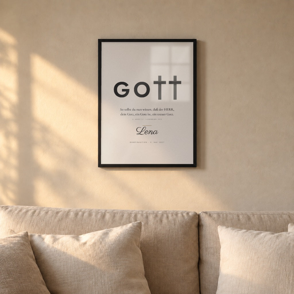 Poster „GOTT“ – ein treuer Gott – über dem Sofa im schwarzen Rahmen