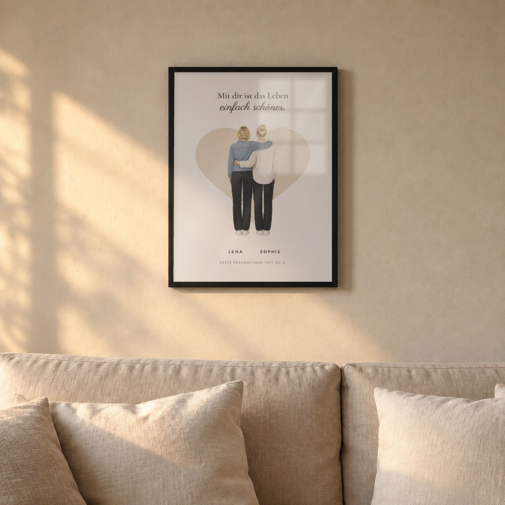 Beste-Freundinnen-Poster – eure Figuren selbst gestalten – über dem Sofa im schwarzen Rahmen