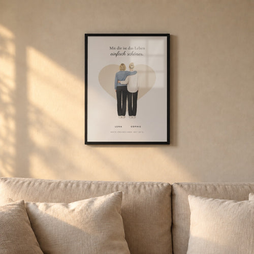 Beste-Freundinnen-Poster – eure Figuren selbst gestalten – über dem Sofa im schwarzen Rahmen