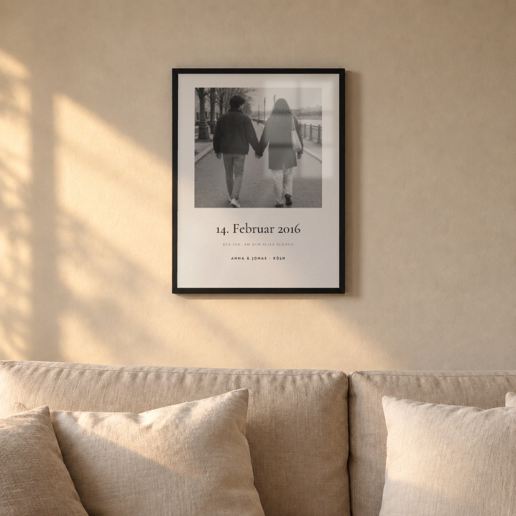 Paar-Fotoposter – über dem Sofa im schwarzen Rahmen
