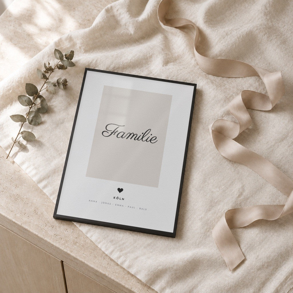 Familien-Poster mit Ort & Namen – als Geschenk im schwarzen Rahmen