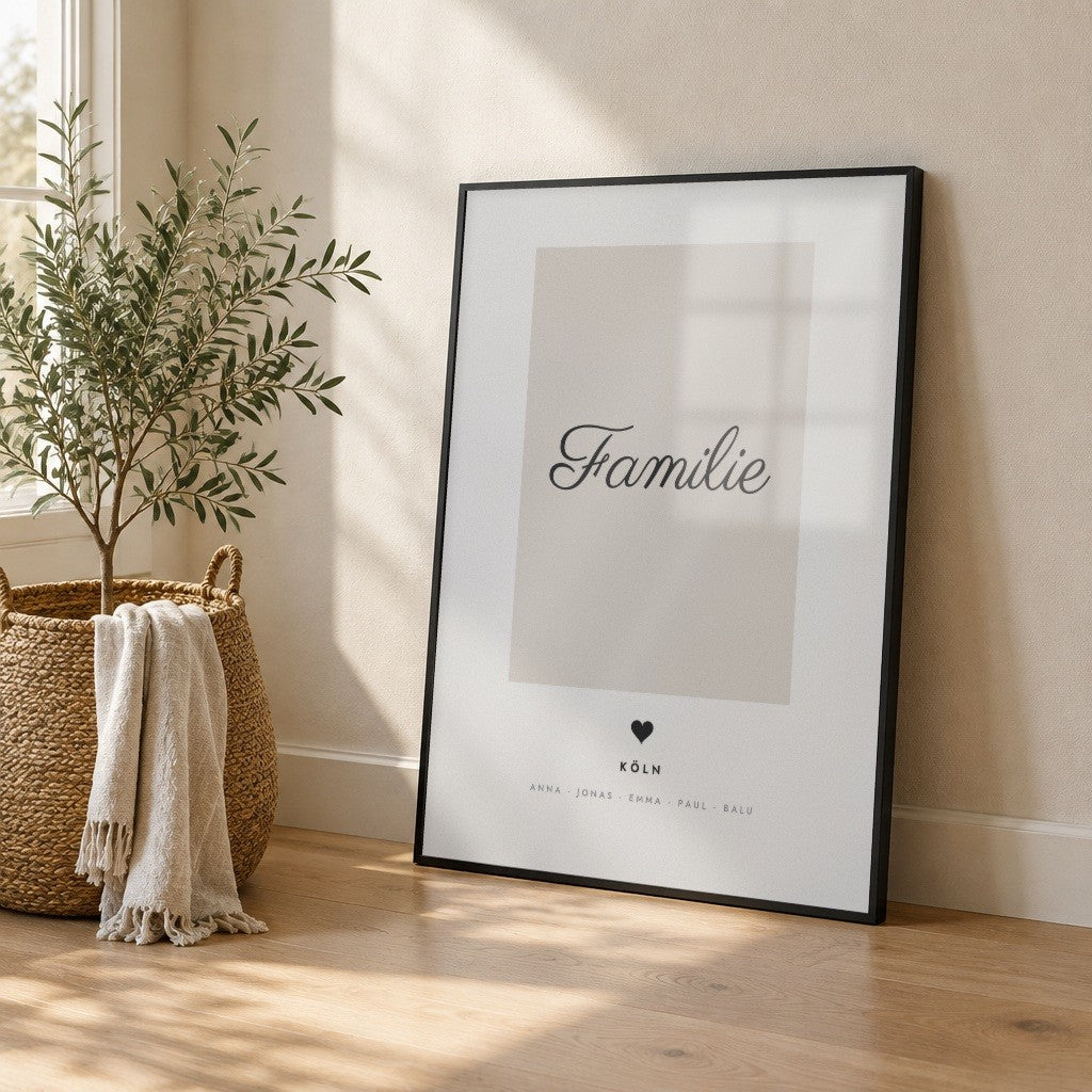 Familien-Poster mit Ort & Namen – im schwarzen Rahmen an die Wand gelehnt