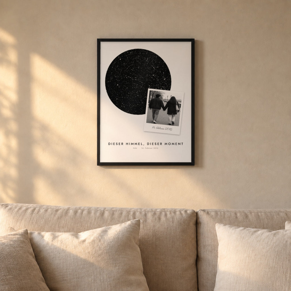 Sternenkarte FOTO + HIMMEL – über dem Sofa im schwarzen Rahmen