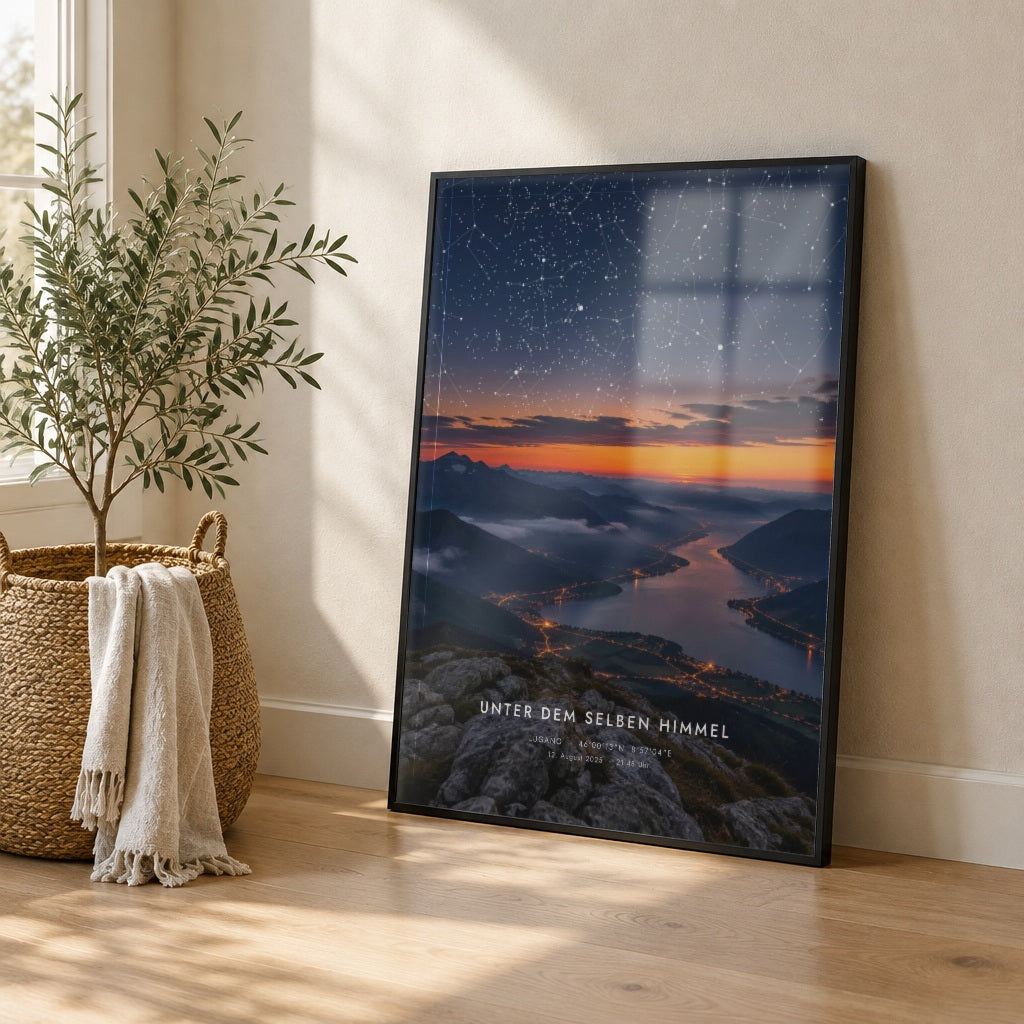 Sternenkarte BERGBLICK – im schwarzen Rahmen an die Wand gelehnt