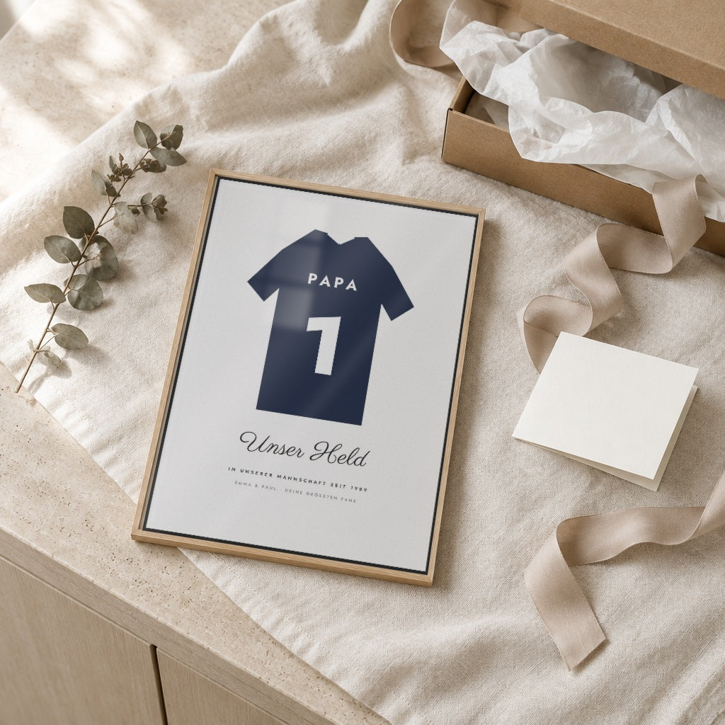 Trikotposter mit Name & Nummer – dein Trikot – als Geschenk im Eichenrahmen