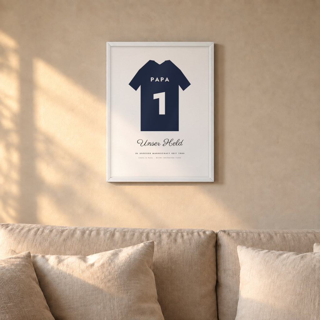 Trikotposter mit Name & Nummer – dein Trikot – über dem Sofa im weißen Rahmen