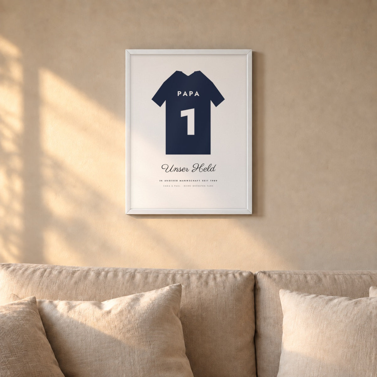 Trikotposter mit Name & Nummer – dein Trikot – über dem Sofa im weißen Rahmen
