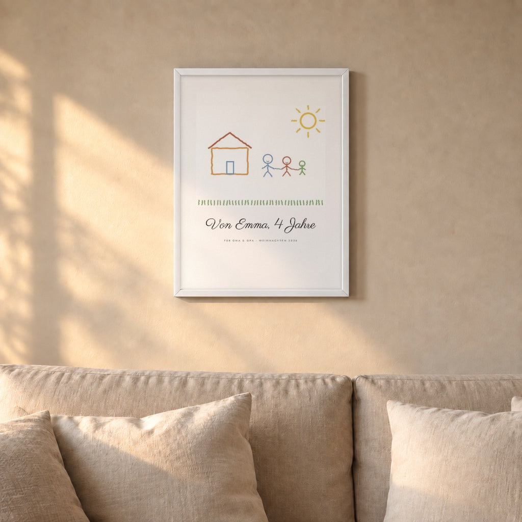 Kinderzeichnung als Poster – ihr Kunstwerk – über dem Sofa im weißen Rahmen