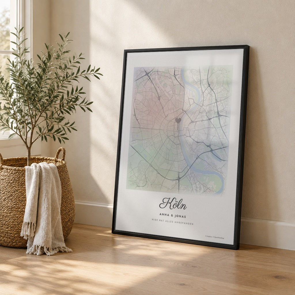 Stadtkarte AQUARELL – euer Ort gemalt – im schwarzen Rahmen an die Wand gelehnt