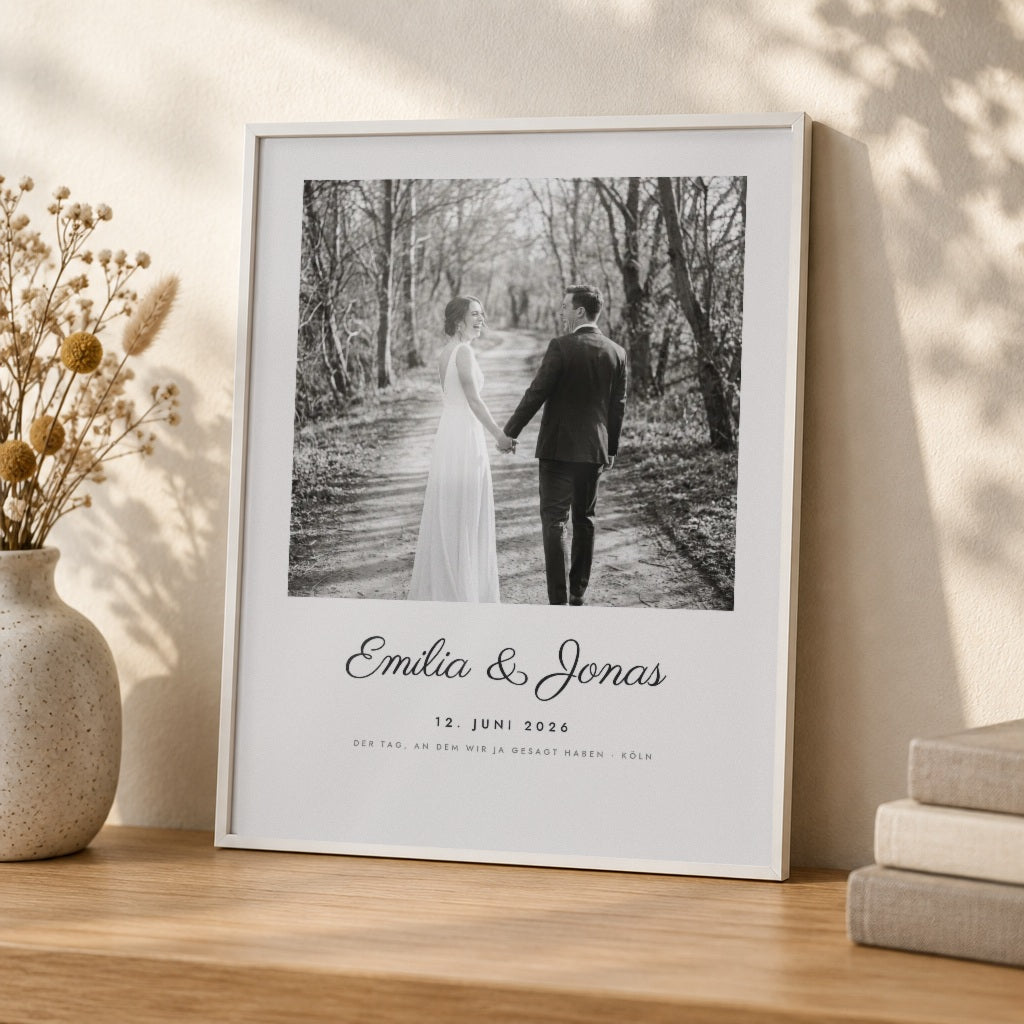 Hochzeitsposter mit Foto – euer Tag – Nahaufnahme im weißen Rahmen