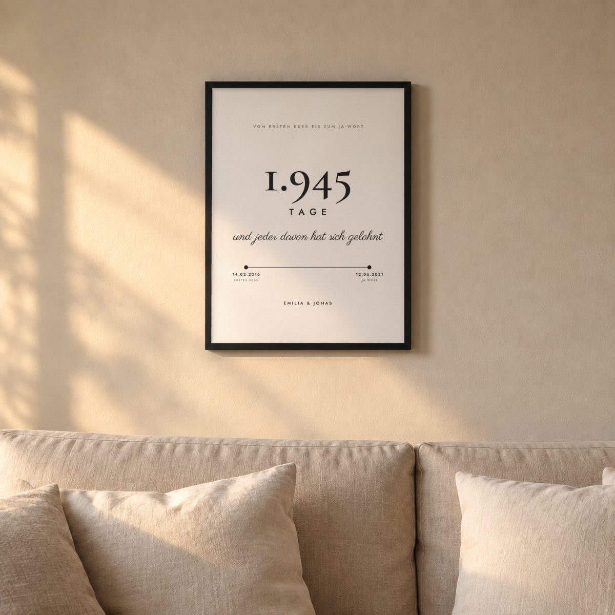 Poster TAGE ZUSAMMEN – eure Zeit in Tagen – über dem Sofa im schwarzen Rahmen