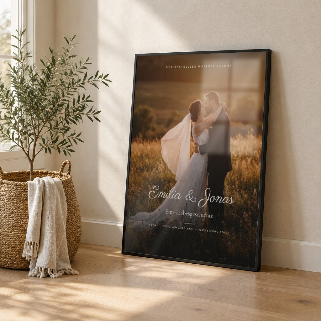Romancover EINE LIEBESGESCHICHTE – euer Buch – im schwarzen Rahmen an die Wand gelehnt