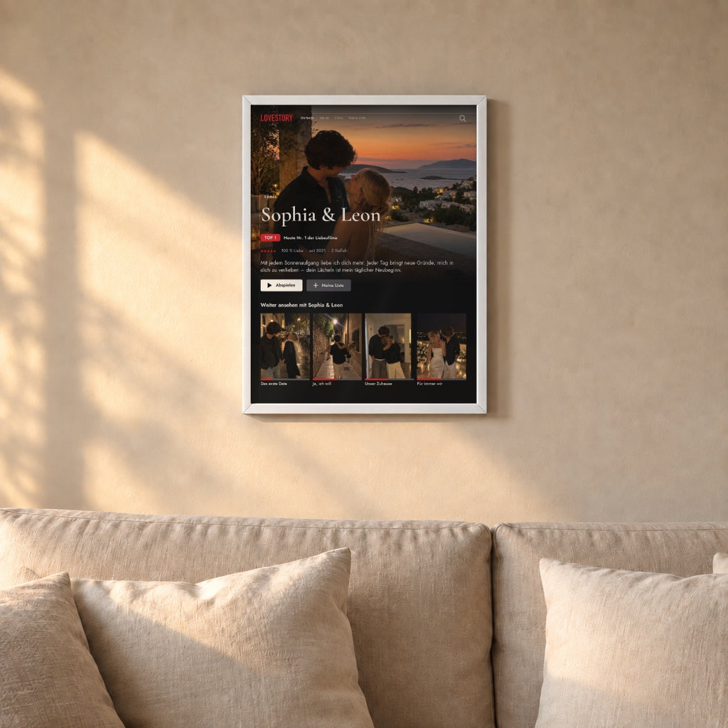 Streamingposter LOVESTORY – eure Serie – über dem Sofa im weißen Rahmen