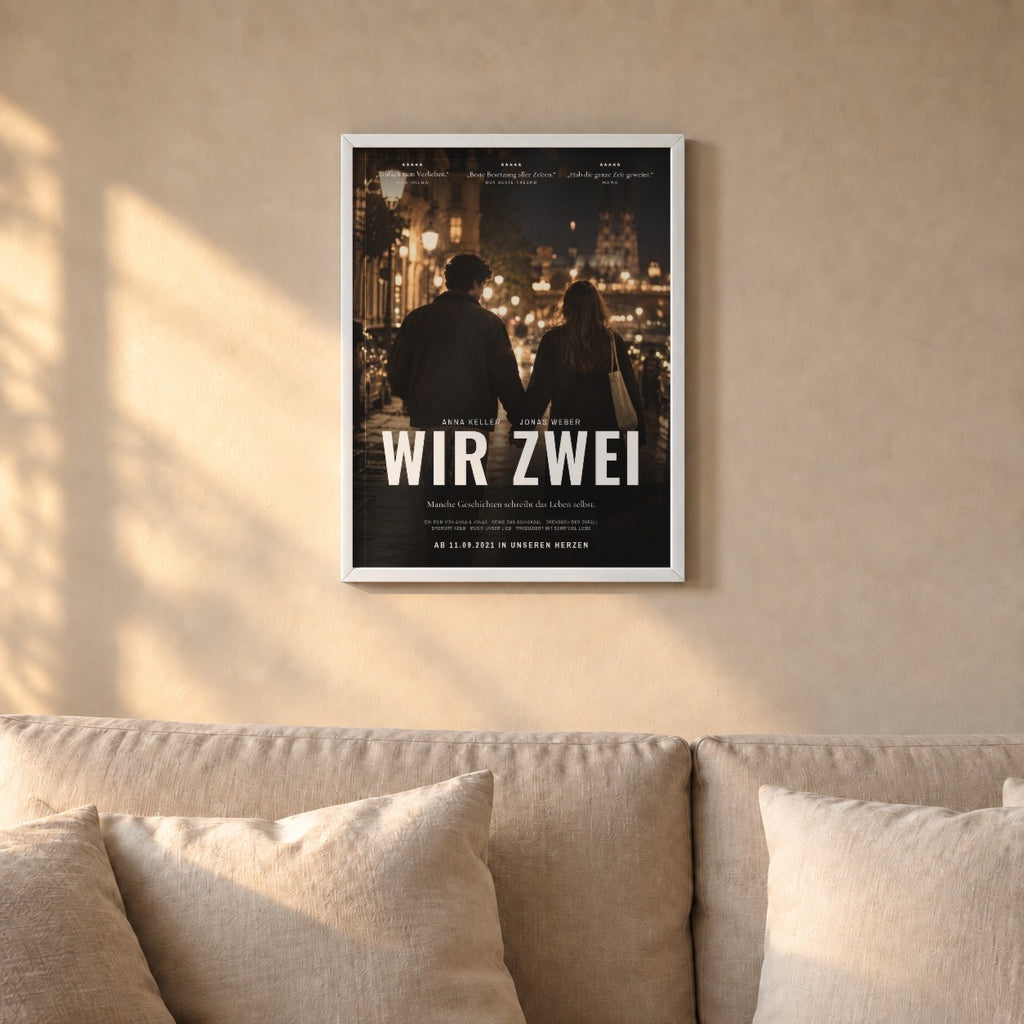 Filmposter WIR ZWEI – euer Kinoplakat – über dem Sofa im weißen Rahmen