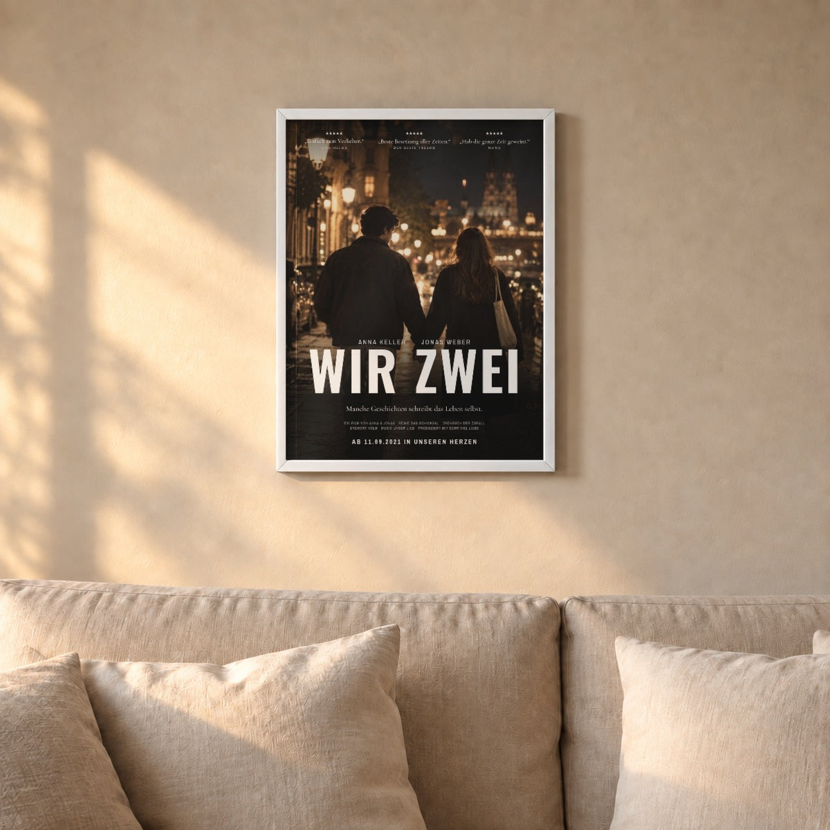Über dem Sofa im weißen Rahmen
