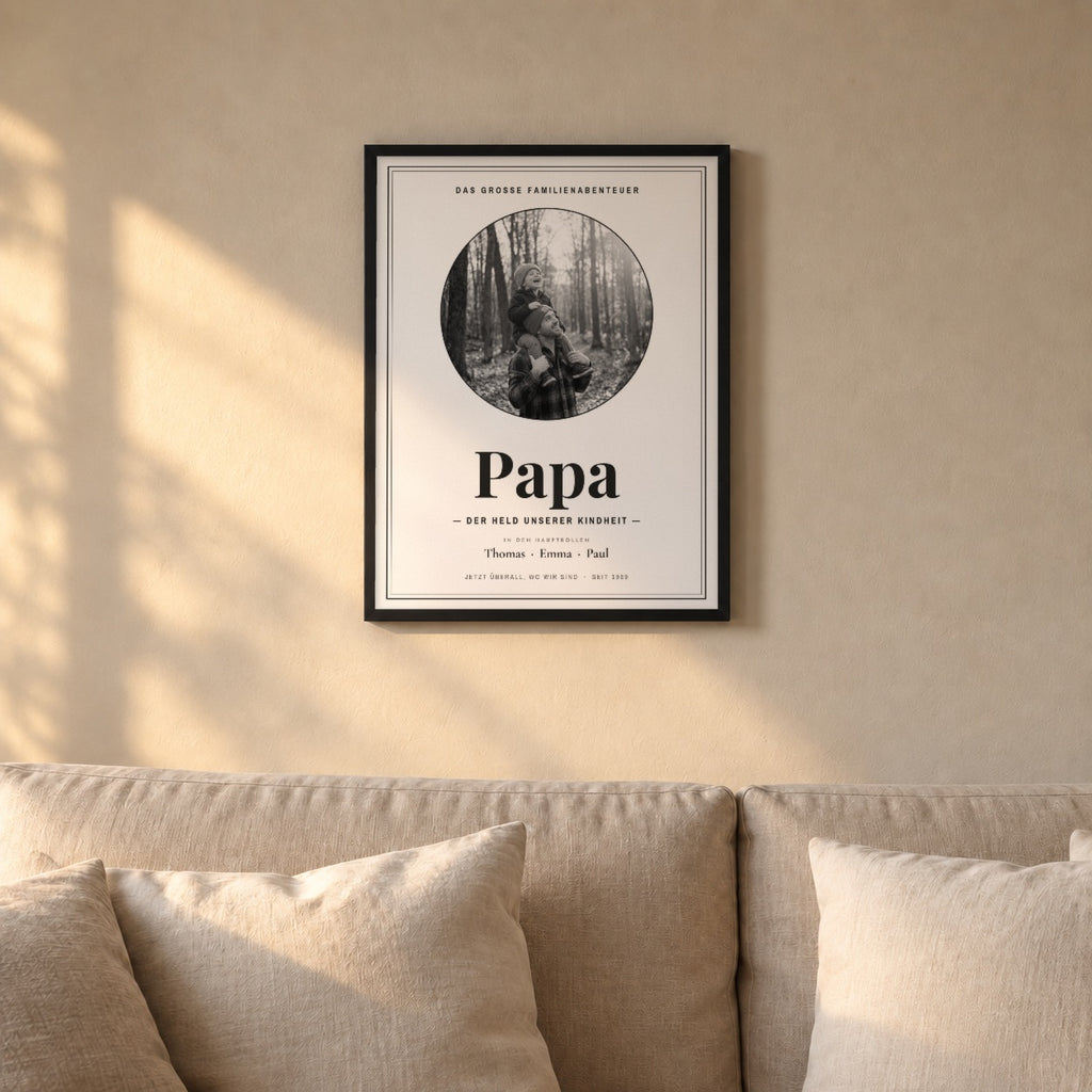 Papa-Poster DER HELD – euer Kinoplakat – über dem Sofa im schwarzen Rahmen