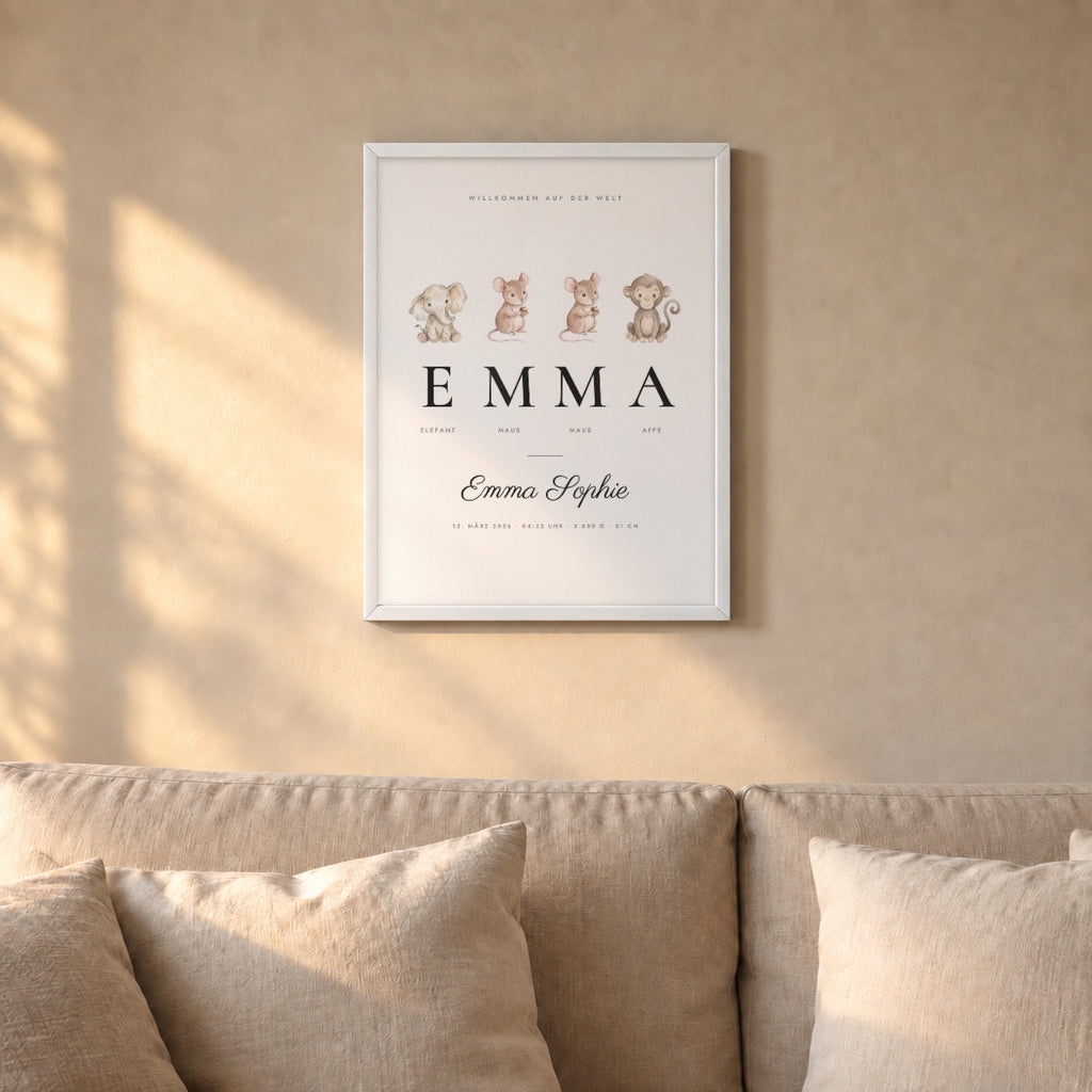 Namensposter TIER-ALPHABET – dein Name in Tieren – über dem Sofa im weißen Rahmen