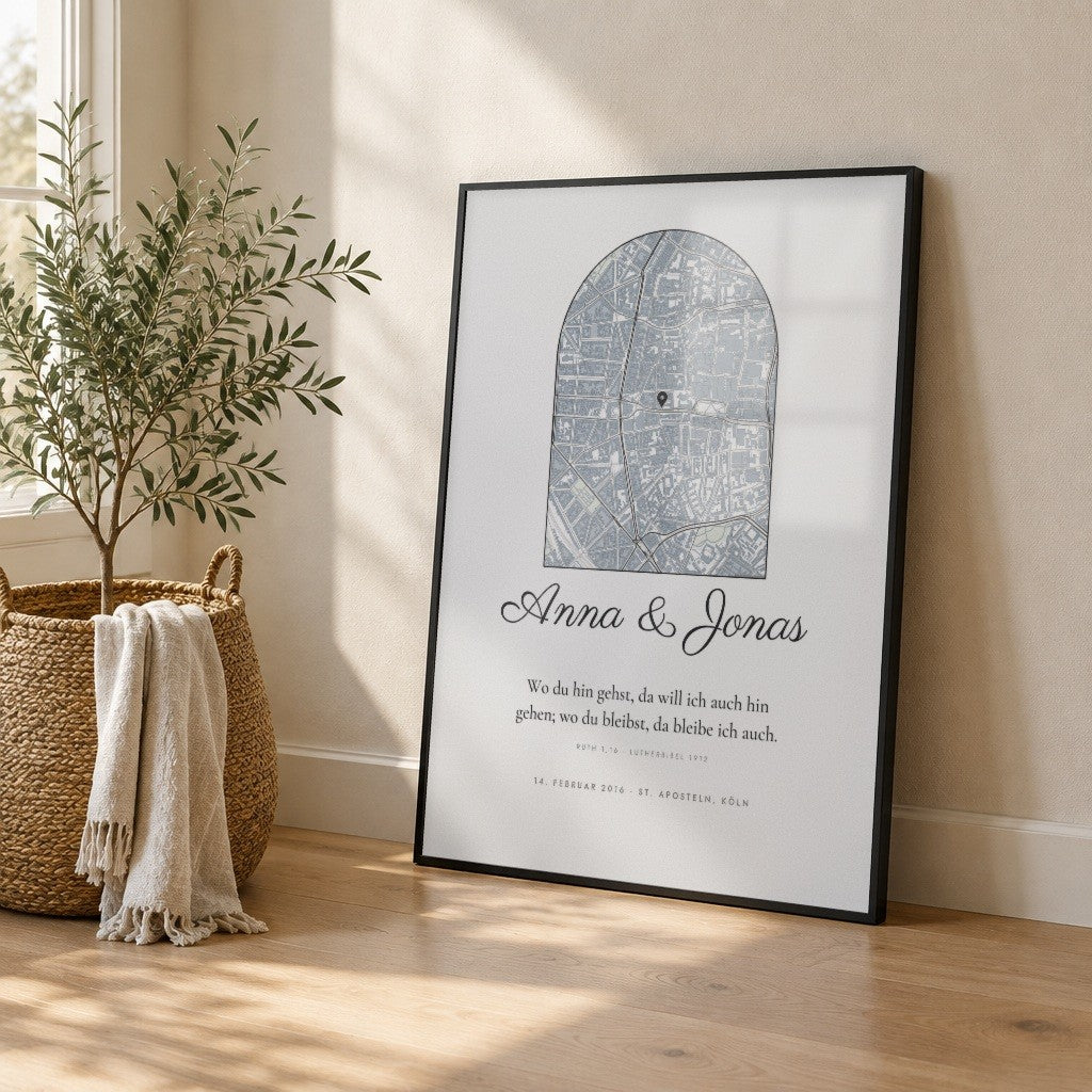 Unser Trauspruch – Poster mit eurer Kirche, Namen & Datum – im schwarzen Rahmen an die Wand gelehnt
