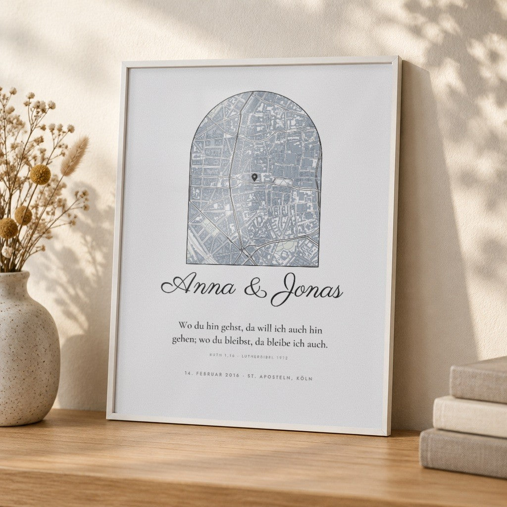 Unser Trauspruch – Poster mit eurer Kirche, Namen & Datum – Nahaufnahme im weißen Rahmen