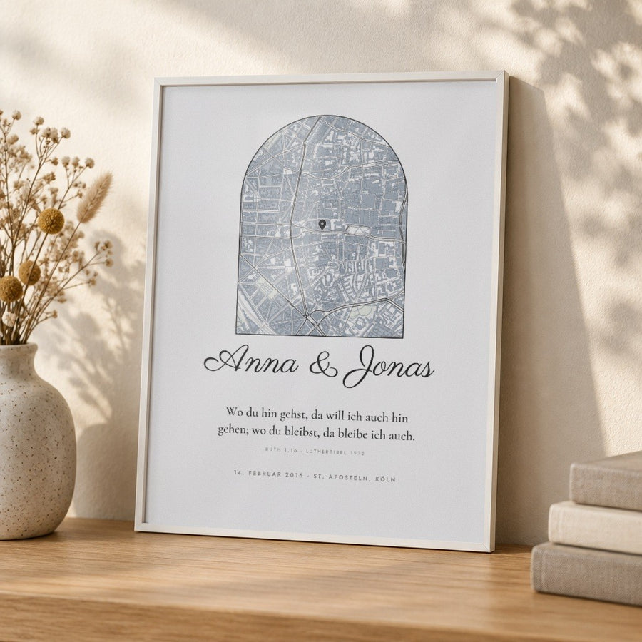 Unser Trauspruch – Poster mit eurer Kirche, Namen & Datum – Nahaufnahme im weißen Rahmen