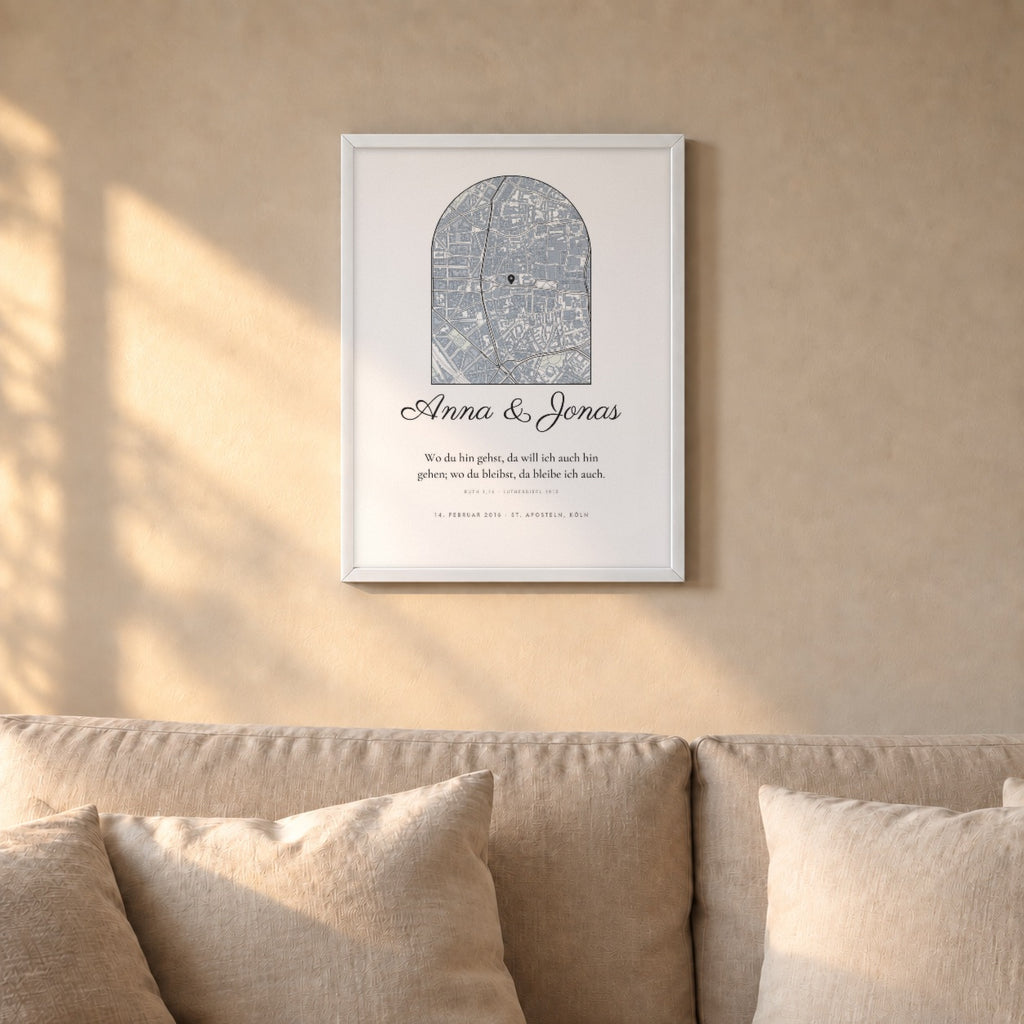 Unser Trauspruch – Poster mit eurer Kirche, Namen & Datum – über dem Sofa im weißen Rahmen