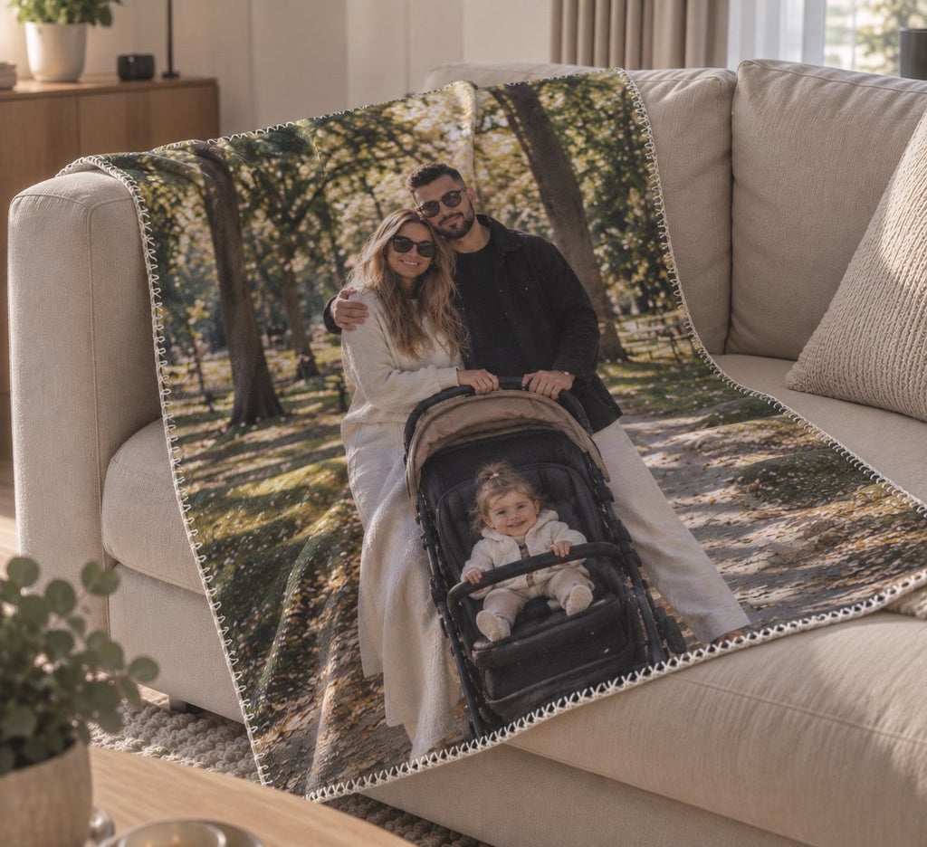 Premium-Fotodecke mit Familienfoto auf dem Sofa – weiße Zierstichkante