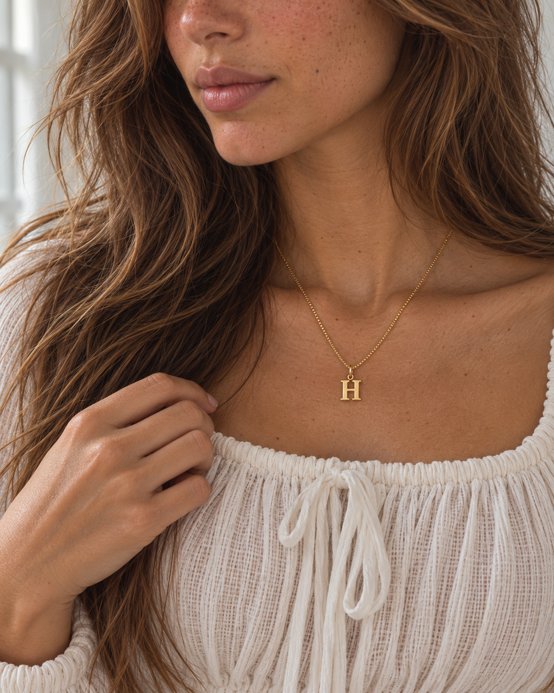 ELIN Initialenkette Gold getragen – Lorelia