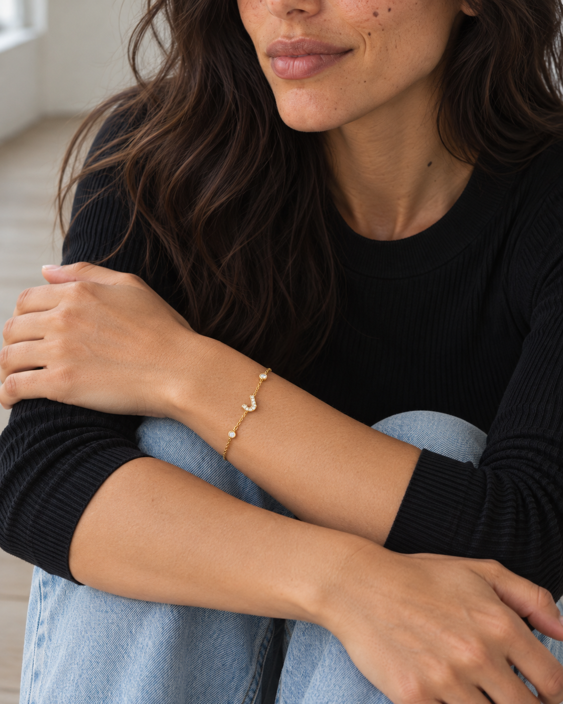 HENNI Armband mit Buchstabe Gold getragen am Handgelenk – Lorelia