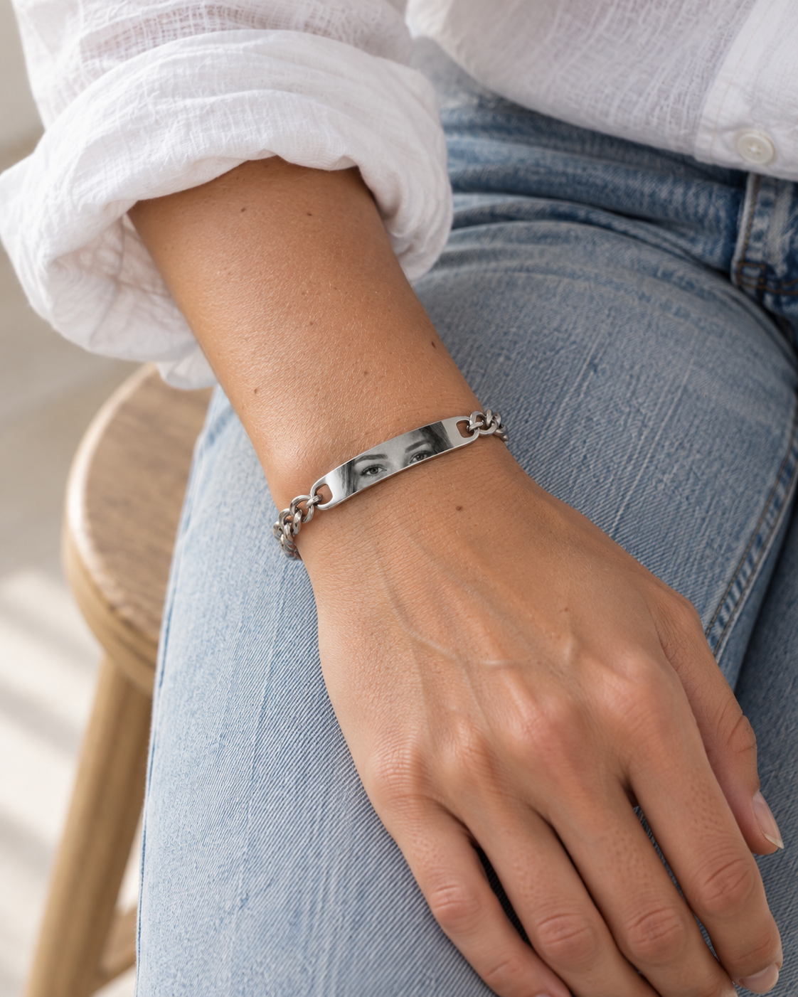MALIN Gravur-Armband mit Augen-Foto Silber getragen am Handgelenk – Lorelia