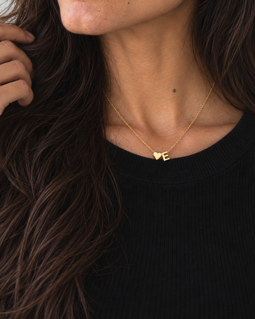 SILJA Kette mit Herz und Initiale Gold – am Hals zum schwarzen Shirt – Lorelia