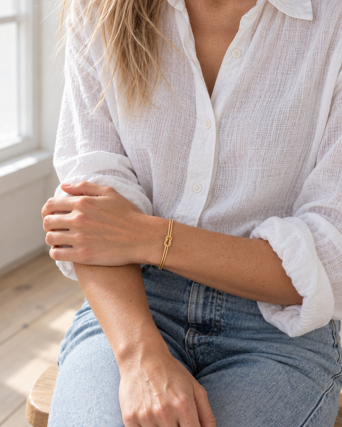 TILDA Partnerarmband mit Knoten Gold getragen am Handgelenk – Lorelia