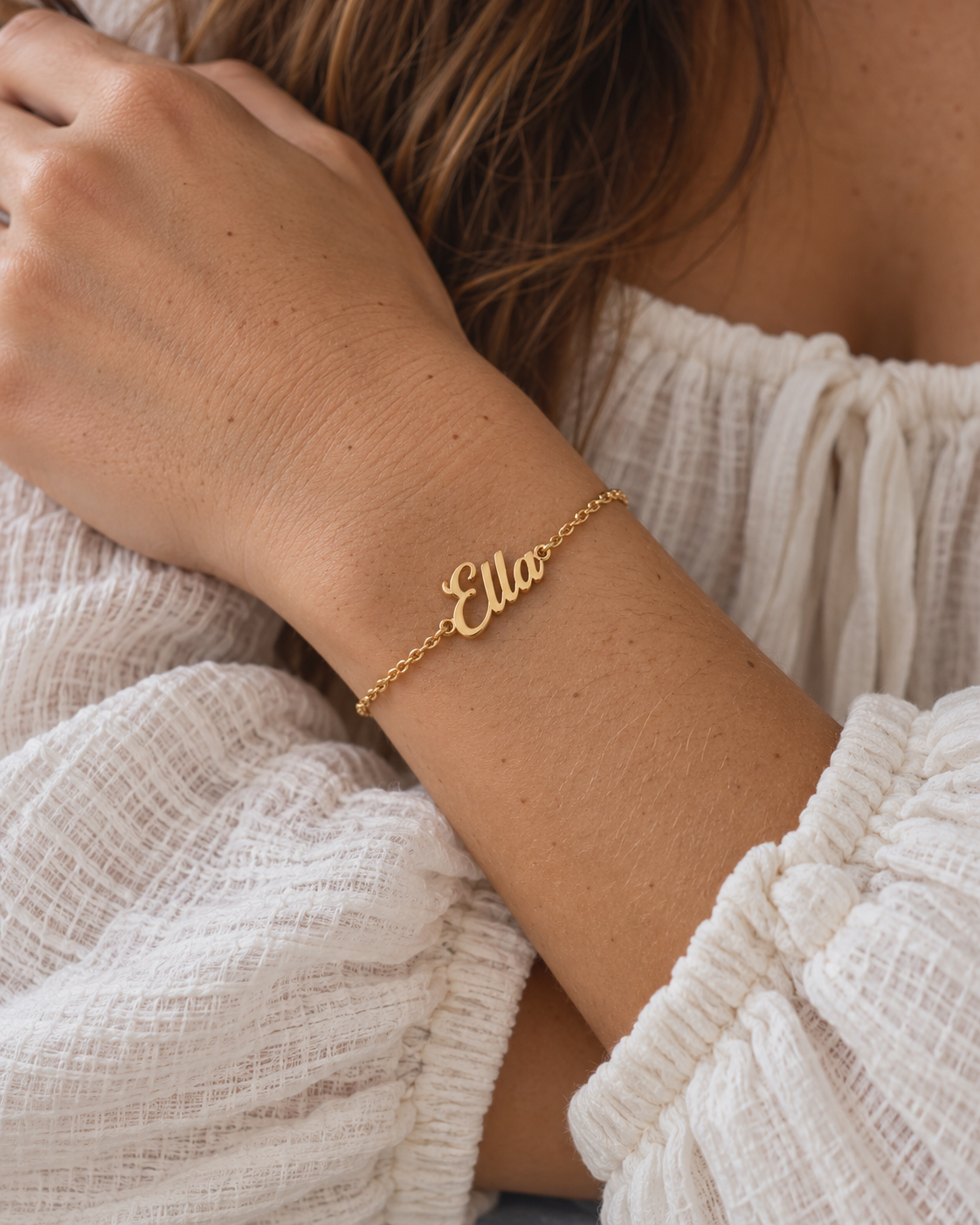 TUVA Namensarmband Gold – Detail des Namensschriftzugs am Handgelenk – Lorelia