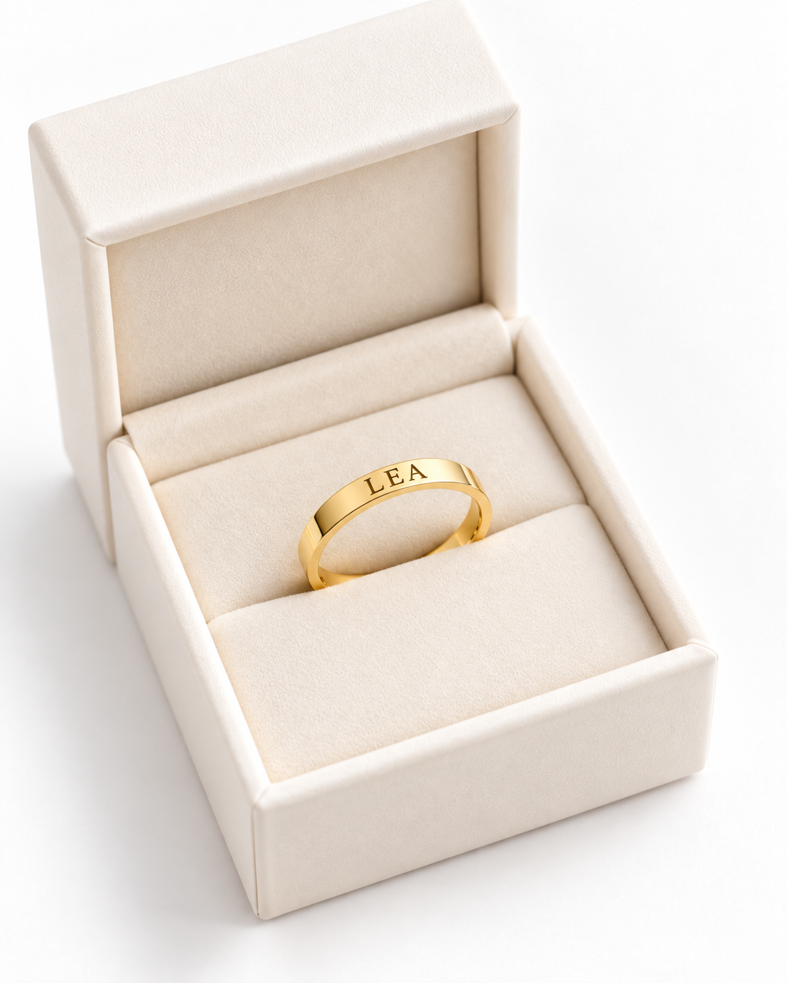 VEDA Ring mit Namensgravur Gold – in der Ringschachtel – Lorelia