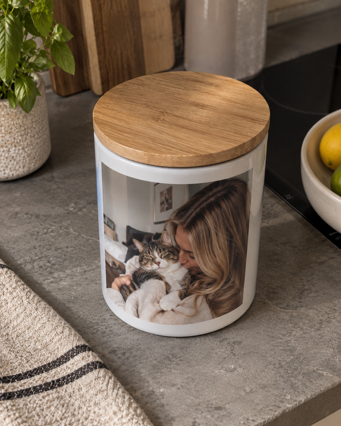 Foto-Leckerli-Glas mit Bambusdeckel in der Küche