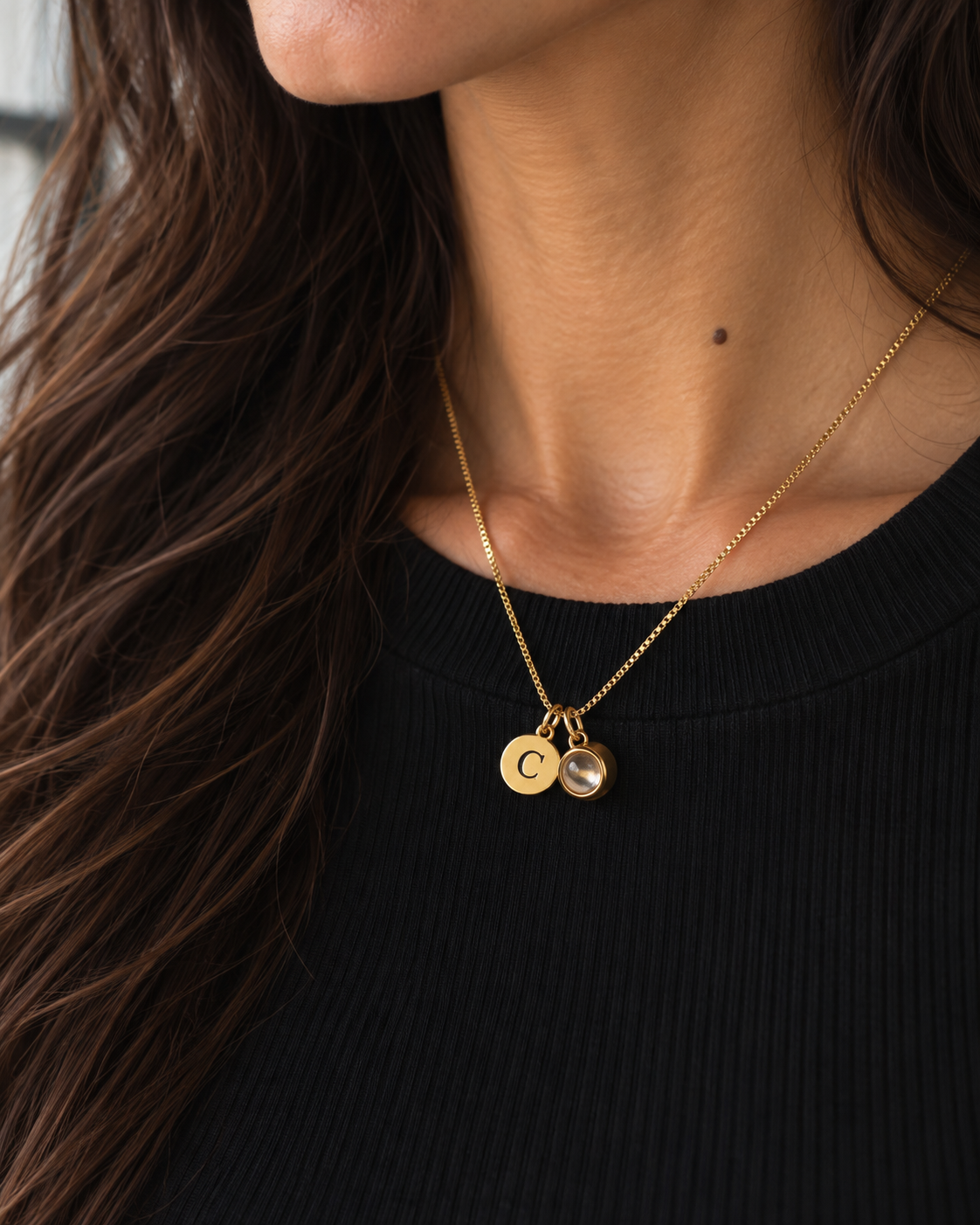 KAJA Kette mit Initiale und Fotoprojektion Gold – am Hals, seitlich mit Projektionsstein – Lorelia